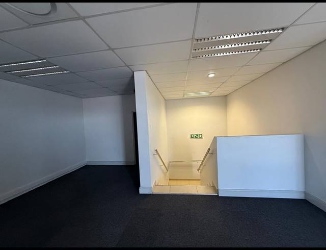 519M² WAREHOUSE TO LET IN STIKLAND INDUSTRIAL